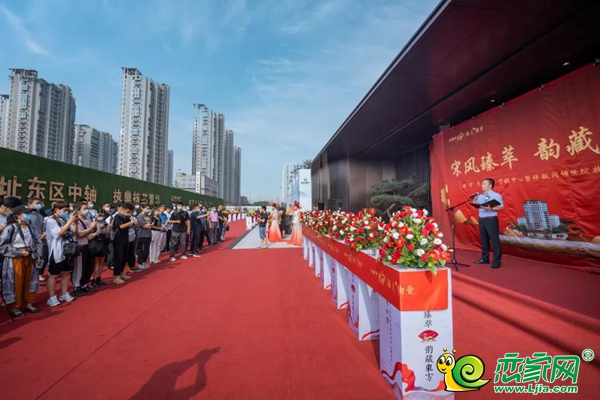 8月14日，邯鄲創(chuàng)宇·東望營銷中心暨樣板間傾世綻放