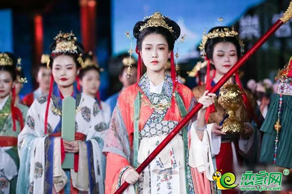 8月14日，邯鄲創(chuàng)宇·東望營銷中心暨樣板間傾世綻放