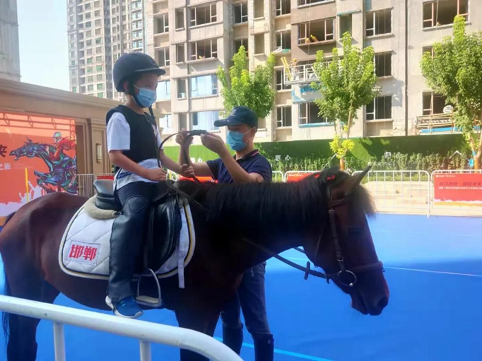 英姿颯爽小騎士 馭馬馳騁紫金臺