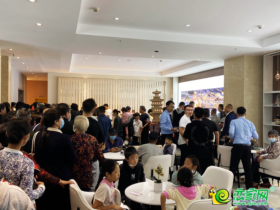 在展廳內(nèi)觀賞的人們