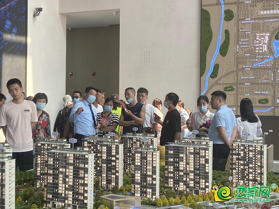 置業(yè)顧問(wèn)在給購(gòu)房者講解