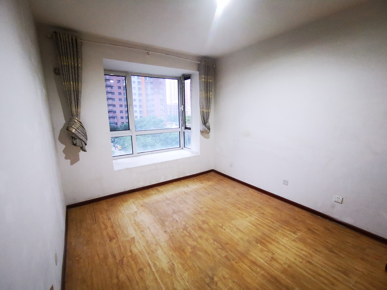安居首府倆居室空屋適合辦公居住