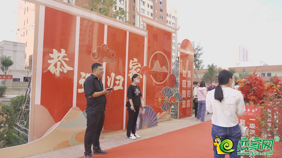 恭喜業(yè)主領(lǐng)取新家鑰匙