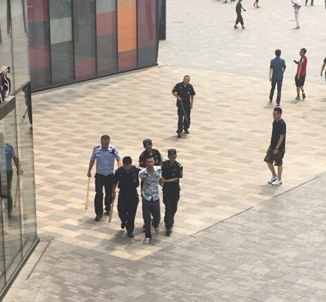 三里屯砍人 优衣库门口出大事一女被砍死场面血腥