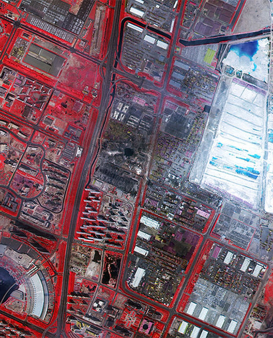 天津核心区爆炸前后卫星对比图:房顶轮廓都没了