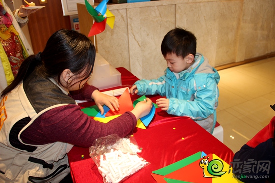 小朋友进行风车diy