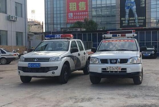 与另一辆车牌号为冀dc987z的"警车"汇合,两车警察下车后还相互攀谈