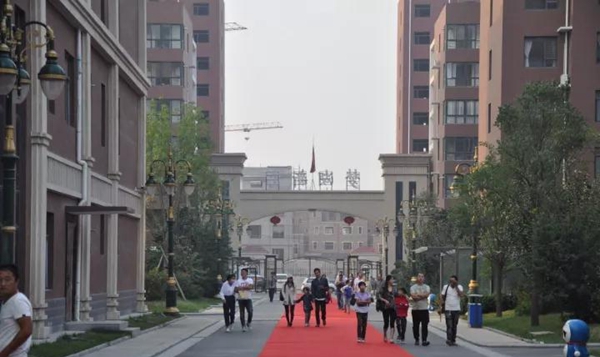 梦湖新城今日喜迎三期新房源盛大开盘,当红人气持续上升,引爆全永年!