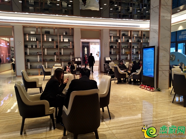 温暖如春的营销中心接待区