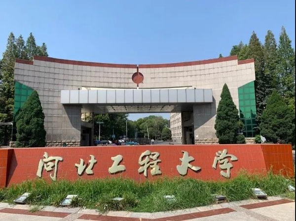 大门处的"河北工程大学"标识已更换为"邯郸学院"