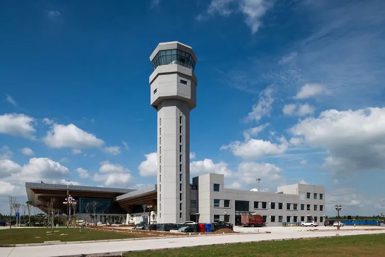 新建航管楼新建航管楼塔台内景新航站楼设置五部登机廊桥跑道加盖15cm