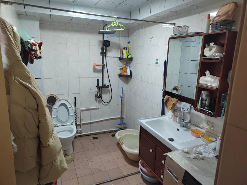 廣廈小區(qū)，二樓三室，老證有地下室