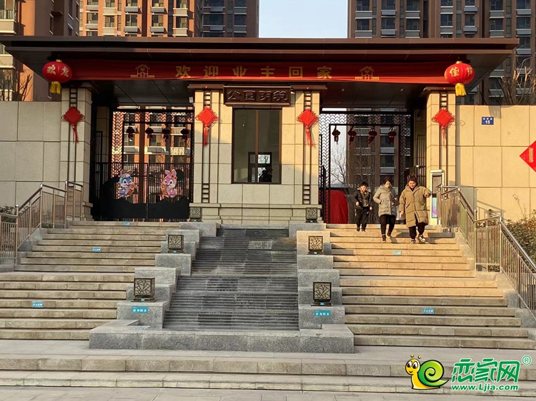 來個正門近景賞析一下