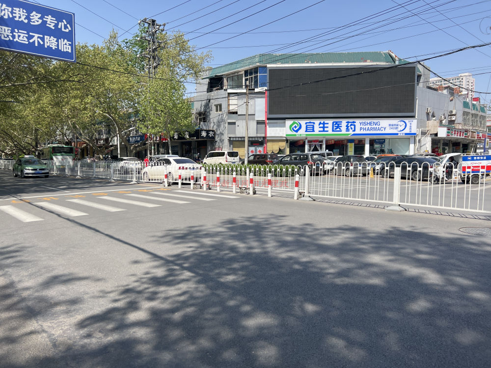 邯鄲邯山區(qū)陵園路與陵東街交叉口人行橫道被攔截