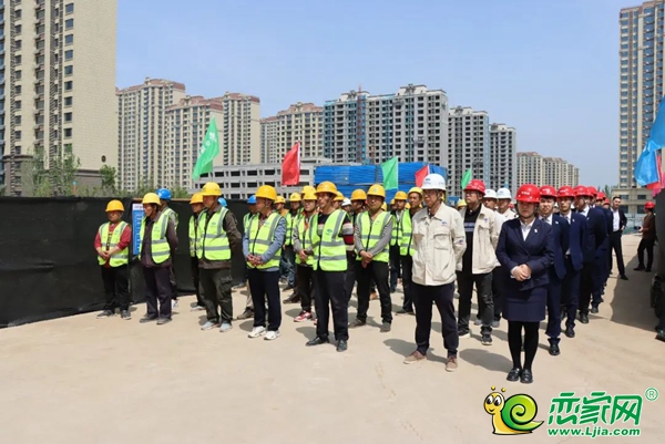 4月28日，邯鄲春華秋實(shí)梅園秋實(shí)實(shí)驗(yàn)小學(xué)項(xiàng)目封頂