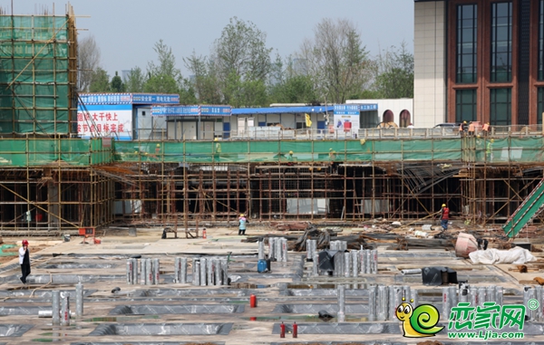 邯鄲康達東湖綠苑緊抓陰雨天施工安全保進度