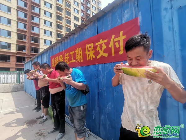 夏日送清涼 萬浩地產(chǎn)慰問一線工人