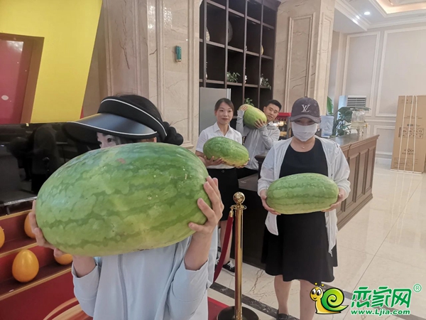 夏日送清涼 萬浩地產(chǎn)慰問一線工人