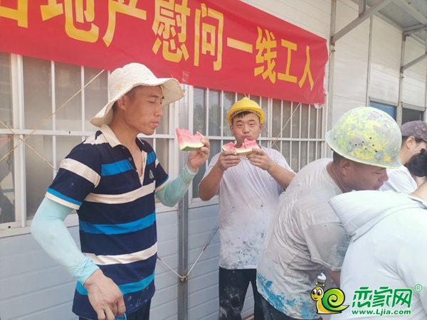 夏日送清涼 萬浩地產(chǎn)慰問一線工人