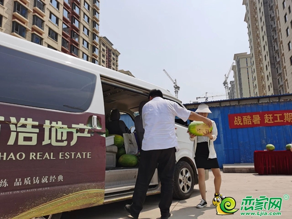 夏日送清涼 萬浩地產(chǎn)慰問一線工人