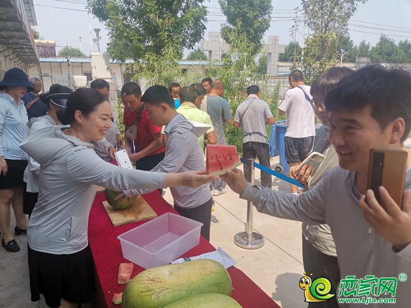 夏日送清涼 萬浩地產(chǎn)慰問一線工人