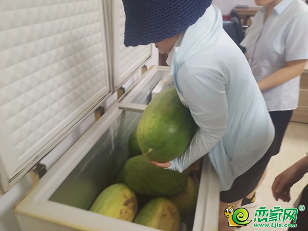 夏日送清涼 萬浩地產(chǎn)慰問一線工人