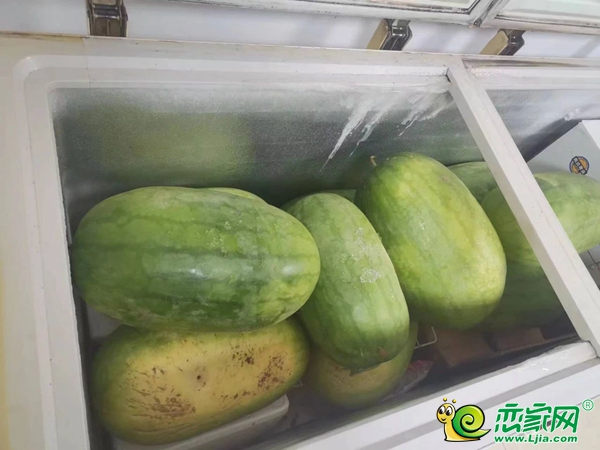 夏日送清涼 萬浩地產(chǎn)慰問一線工人