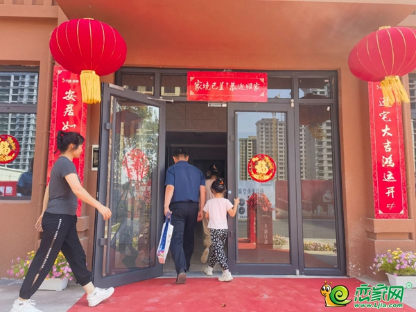時光磨礪，見證美好！ 8月15日，肥鄉(xiāng)萬浩雙子星——萬浩悅城、萬浩錦城三期同時交付，以一站式交付服務(wù)向業(yè)主鋪陳家的美好。每位家人都洋溢著幸福的笑容，共同見證美好時刻。 圖片 圖片 01 暖心交付，啟航新家 本次交付正式開啟，在萬浩悅城、萬浩錦城三期數(shù)千個家庭的期盼中拉開帷幕，我們一起把美好家交到了業(yè)主手中。 圖片 圖片 家，是歷經(jīng)無數(shù)次打磨，萬浩認(rèn)真對待每一個社區(qū)的建造，從園區(qū)規(guī)劃、外立面設(shè)計，到房屋內(nèi)部每一道工序，采用多項精工體系始終嚴(yán)控質(zhì)量標(biāo)準(zhǔn)，科學(xué)細(xì)致的施工保證質(zhì)量過硬，才實(shí)現(xiàn)了每一次的暖心交付。 圖片 圖片 02 品質(zhì)大城收官，幸福歸家 萬浩悅城從啟動施工到現(xiàn)在，此次正式開啟交付，完美收官。項目位于肥鄉(xiāng)區(qū)主城核芯地段，擁有同期競品無法比擬的區(qū)位優(yōu)勢，從入市起就受到了客戶的青睞，一直是當(dāng)?shù)氐匿N售紅盤。 圖片 圖片 作為肥鄉(xiāng)的品質(zhì)樣本，萬浩錦城三期歷經(jīng)不斷打磨，從一紙藍(lán)圖到實(shí)景兌現(xiàn)，萬浩以產(chǎn)品力與兌現(xiàn)力，為翹首以盼的業(yè)主們帶來美好“家”音。 圖片 03 舒適社區(qū)，不負(fù)歸期 萬浩從居住需求出發(fā)，只為提升業(yè)主的居住舒適度。萬浩提供的不只是房子，還有美好的生活方式。 圖片 居住在這里，闊綽樓間距帶來更充足的陽光與清風(fēng)，讓業(yè)主盡享低密所帶來的舒適感和幸福感。 圖片 圖片 圖片 建設(shè)品質(zhì)是房企的立身之本，二十多年來萬浩始終堅持匠心筑家，在施工過程中恪守建設(shè)標(biāo)準(zhǔn)，并落實(shí)到工程的方方面面，用先進(jìn)工藝打造精品工程。讓業(yè)主買得放心，住得安心。 圖片 交付不是結(jié)束，而是下一段美好故事的開始。萬浩將以更卓越的產(chǎn)品力和服務(wù)力，讓美好持續(xù)生長，與更多家人共啟幸福新旅程。