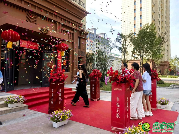 時光磨礪，見證美好！ 8月15日，肥鄉(xiāng)萬浩雙子星——萬浩悅城、萬浩錦城三期同時交付，以一站式交付服務(wù)向業(yè)主鋪陳家的美好。每位家人都洋溢著幸福的笑容，共同見證美好時刻。 圖片 圖片 01 暖心交付，啟航新家 本次交付正式開啟，在萬浩悅城、萬浩錦城三期數(shù)千個家庭的期盼中拉開帷幕，我們一起把美好家交到了業(yè)主手中。 圖片 圖片 家，是歷經(jīng)無數(shù)次打磨，萬浩認(rèn)真對待每一個社區(qū)的建造，從園區(qū)規(guī)劃、外立面設(shè)計，到房屋內(nèi)部每一道工序，采用多項精工體系始終嚴(yán)控質(zhì)量標(biāo)準(zhǔn)，科學(xué)細(xì)致的施工保證質(zhì)量過硬，才實(shí)現(xiàn)了每一次的暖心交付。 圖片 圖片 02 品質(zhì)大城收官，幸福歸家 萬浩悅城從啟動施工到現(xiàn)在，此次正式開啟交付，完美收官。項目位于肥鄉(xiāng)區(qū)主城核芯地段，擁有同期競品無法比擬的區(qū)位優(yōu)勢，從入市起就受到了客戶的青睞，一直是當(dāng)?shù)氐匿N售紅盤。 圖片 圖片 作為肥鄉(xiāng)的品質(zhì)樣本，萬浩錦城三期歷經(jīng)不斷打磨，從一紙藍(lán)圖到實(shí)景兌現(xiàn)，萬浩以產(chǎn)品力與兌現(xiàn)力，為翹首以盼的業(yè)主們帶來美好“家”音。 圖片 03 舒適社區(qū)，不負(fù)歸期 萬浩從居住需求出發(fā)，只為提升業(yè)主的居住舒適度。萬浩提供的不只是房子，還有美好的生活方式。 圖片 居住在這里，闊綽樓間距帶來更充足的陽光與清風(fēng)，讓業(yè)主盡享低密所帶來的舒適感和幸福感。 圖片 圖片 圖片 建設(shè)品質(zhì)是房企的立身之本，二十多年來萬浩始終堅持匠心筑家，在施工過程中恪守建設(shè)標(biāo)準(zhǔn)，并落實(shí)到工程的方方面面，用先進(jìn)工藝打造精品工程。讓業(yè)主買得放心，住得安心。 圖片 交付不是結(jié)束，而是下一段美好故事的開始。萬浩將以更卓越的產(chǎn)品力和服務(wù)力，讓美好持續(xù)生長，與更多家人共啟幸福新旅程。