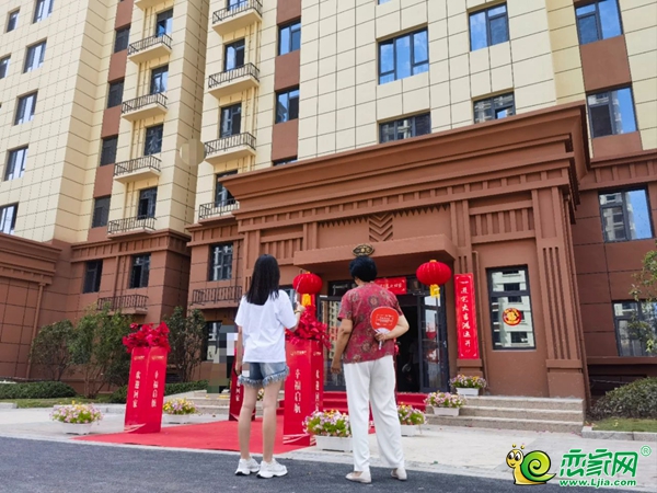 時光磨礪，見證美好！ 8月15日，肥鄉(xiāng)萬浩雙子星——萬浩悅城、萬浩錦城三期同時交付，以一站式交付服務(wù)向業(yè)主鋪陳家的美好。每位家人都洋溢著幸福的笑容，共同見證美好時刻。 圖片 圖片 01 暖心交付，啟航新家 本次交付正式開啟，在萬浩悅城、萬浩錦城三期數(shù)千個家庭的期盼中拉開帷幕，我們一起把美好家交到了業(yè)主手中。 圖片 圖片 家，是歷經(jīng)無數(shù)次打磨，萬浩認(rèn)真對待每一個社區(qū)的建造，從園區(qū)規(guī)劃、外立面設(shè)計，到房屋內(nèi)部每一道工序，采用多項精工體系始終嚴(yán)控質(zhì)量標(biāo)準(zhǔn)，科學(xué)細(xì)致的施工保證質(zhì)量過硬，才實(shí)現(xiàn)了每一次的暖心交付。 圖片 圖片 02 品質(zhì)大城收官，幸福歸家 萬浩悅城從啟動施工到現(xiàn)在，此次正式開啟交付，完美收官。項目位于肥鄉(xiāng)區(qū)主城核芯地段，擁有同期競品無法比擬的區(qū)位優(yōu)勢，從入市起就受到了客戶的青睞，一直是當(dāng)?shù)氐匿N售紅盤。 圖片 圖片 作為肥鄉(xiāng)的品質(zhì)樣本，萬浩錦城三期歷經(jīng)不斷打磨，從一紙藍(lán)圖到實(shí)景兌現(xiàn)，萬浩以產(chǎn)品力與兌現(xiàn)力，為翹首以盼的業(yè)主們帶來美好“家”音。 圖片 03 舒適社區(qū)，不負(fù)歸期 萬浩從居住需求出發(fā)，只為提升業(yè)主的居住舒適度。萬浩提供的不只是房子，還有美好的生活方式。 圖片 居住在這里，闊綽樓間距帶來更充足的陽光與清風(fēng)，讓業(yè)主盡享低密所帶來的舒適感和幸福感。 圖片 圖片 圖片 建設(shè)品質(zhì)是房企的立身之本，二十多年來萬浩始終堅持匠心筑家，在施工過程中恪守建設(shè)標(biāo)準(zhǔn)，并落實(shí)到工程的方方面面，用先進(jìn)工藝打造精品工程。讓業(yè)主買得放心，住得安心。 圖片 交付不是結(jié)束，而是下一段美好故事的開始。萬浩將以更卓越的產(chǎn)品力和服務(wù)力，讓美好持續(xù)生長，與更多家人共啟幸福新旅程。