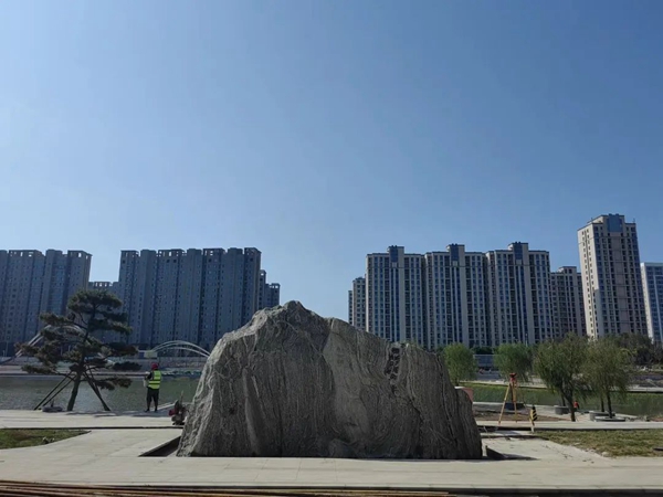 城發(fā)金融大廈東側(cè)門牌石和南側(cè)景觀石安裝完成