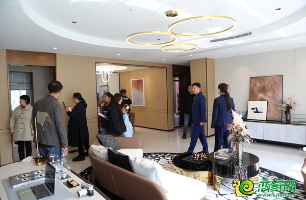 邯鄲新聞傳媒中心記者參觀東湖森林側(cè)記