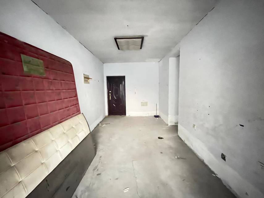 樓層好，采光好，周邊配套設(shè)施齊全，毛坯可隨意裝修，滿五