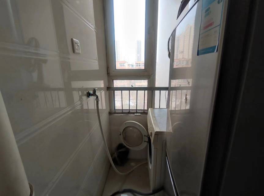 三十二中旁百家樂園小高層 一室一廳 老證可貸款