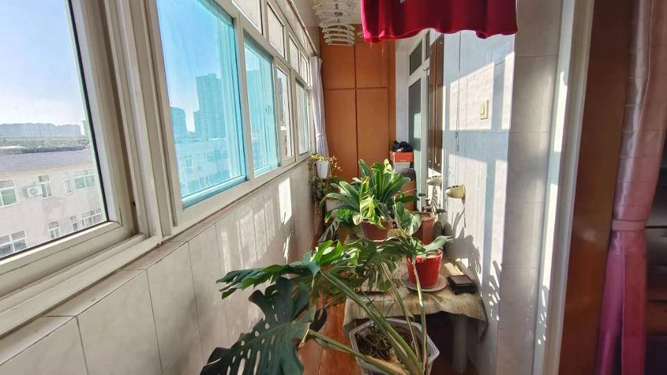 人民路龍湖南門對面