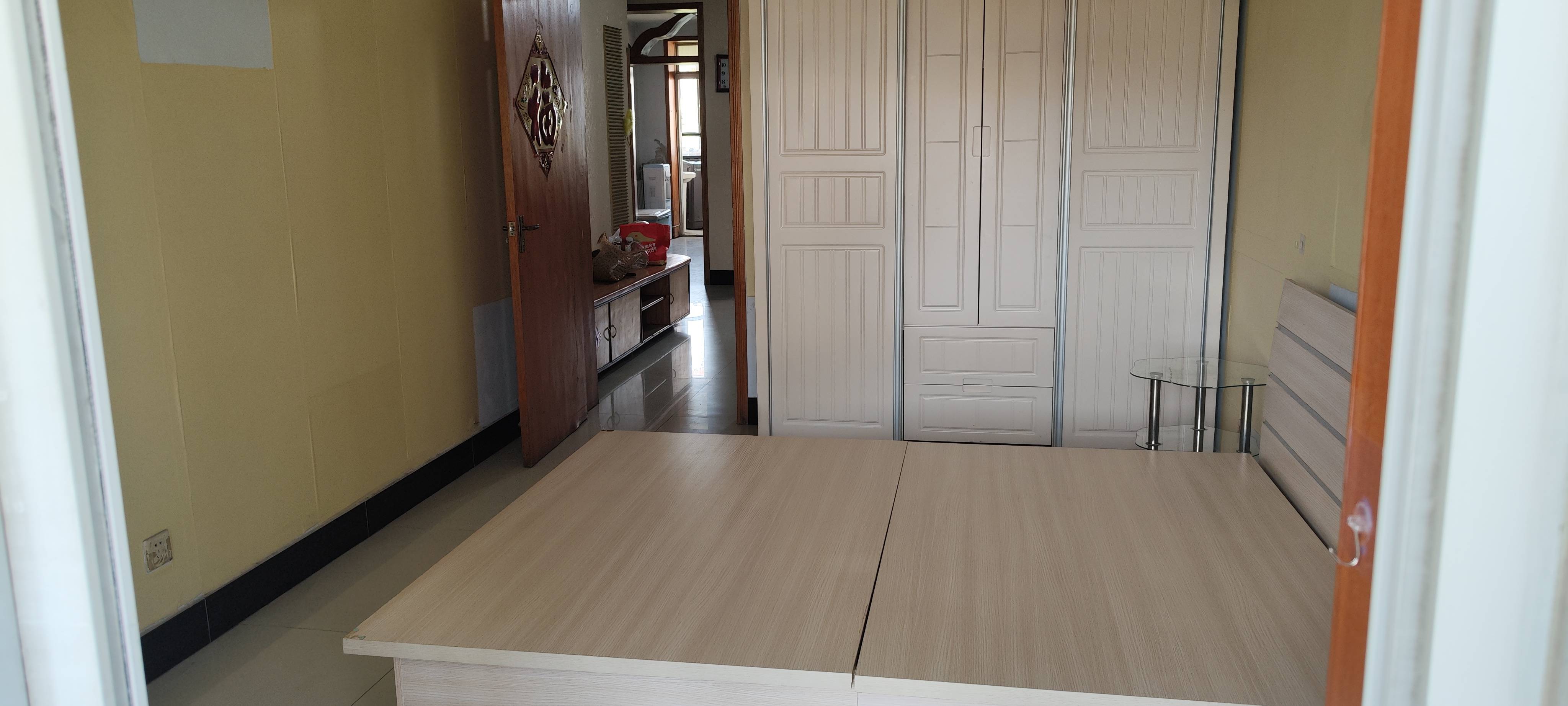 附近有美食林超市，大型菜市場(chǎng)，農(nóng)林路小學(xué)和漢光中學(xué)