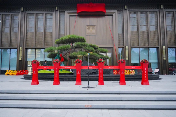 9月15日上午，備受期待的天倫灣·龍城東院營(yíng)銷(xiāo)中心盛大開(kāi)放。