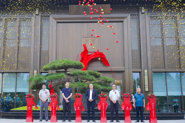 9月15日上午，備受期待的天倫灣·龍城東院營(yíng)銷(xiāo)中心盛大開(kāi)放。
