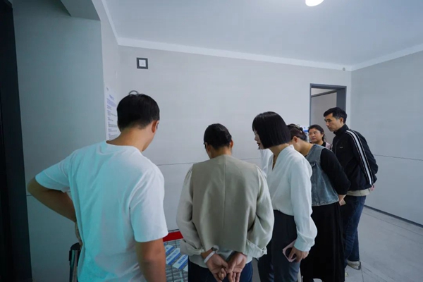9月15日上午，備受期待的天倫灣·龍城東院營(yíng)銷(xiāo)中心盛大開(kāi)放。