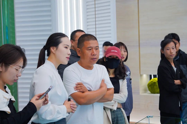 9月15日上午，備受期待的天倫灣·龍城東院營(yíng)銷(xiāo)中心盛大開(kāi)放。