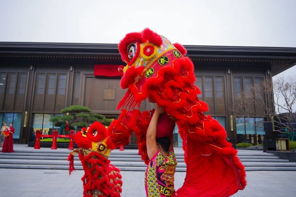 9月15日上午，備受期待的天倫灣·龍城東院營(yíng)銷(xiāo)中心盛大開(kāi)放。
