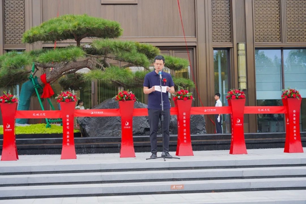 9月15日上午，備受期待的天倫灣·龍城東院營(yíng)銷(xiāo)中心盛大開(kāi)放。