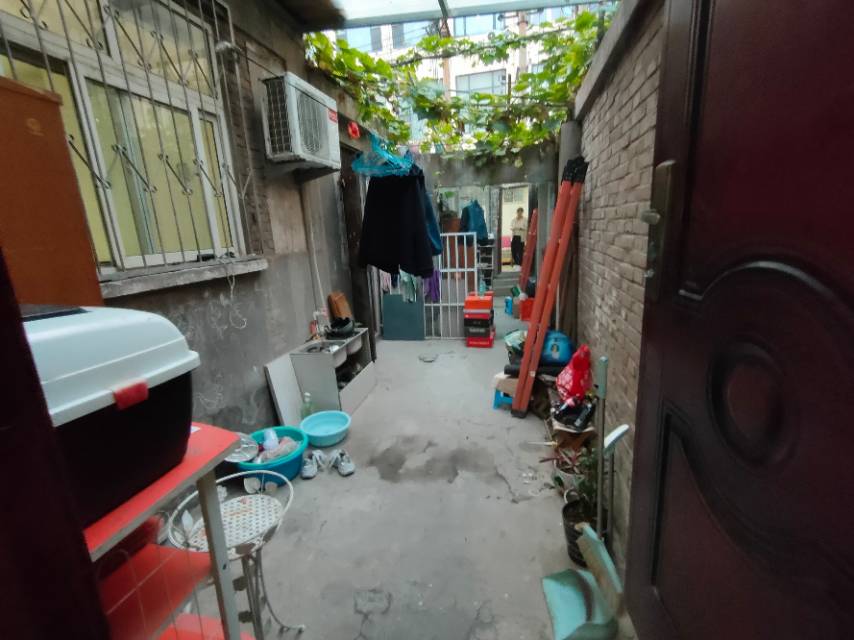新丹蘭附近，三中學(xué)區(qū)房一樓帶院，精裝三室一廳，50萬(wàn)