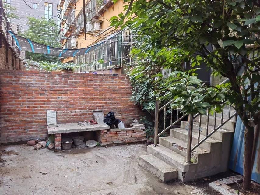 康德附近2001年的房子一樓帶院，帶地下室，三室兩廳一衛(wèi)，94售87萬