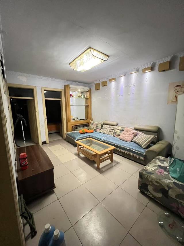 康德，工人劇院，中心醫(yī)院附近3居，家具齊全，拎包入住中層