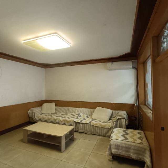 美樂城附近，三樓，三室兩廳一衛(wèi)，2000年房齡，看房有鑰匙，帶地下室