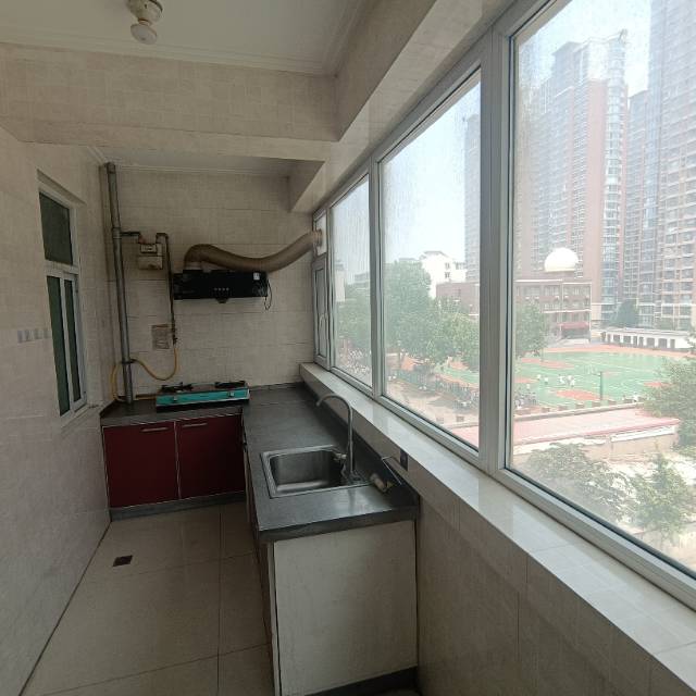 展覽路小學(xué)，11中，小高層電梯房，南北通透兩室兩廳一衛(wèi)，南側(cè)臥室?guī)脚_(tái)，樓下就是學(xué)校