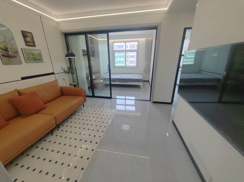 精裝三室雙衛(wèi)，家具家電贈送，拎包入住，有臨街門市，看房方便