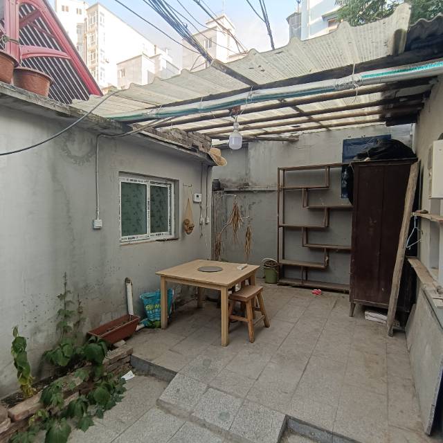 綠化路小學(xué)，3中，一樓帶院，自蓋房2兩，四室一廳兩衛(wèi)，老證唯一