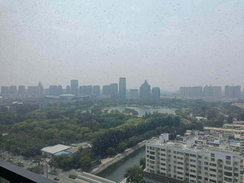 在家中看俯瞰龍湖公園全景的電梯房，叢陽(yáng)小學(xué)，漢光中學(xué)，兩室兩廳一衛(wèi)，有證可貸款，看房方便有鑰匙